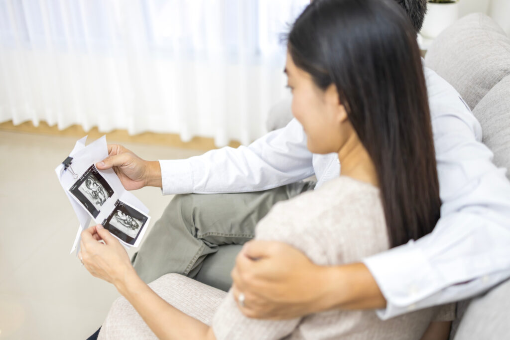 Nếu bạn nghi ngờ mình có thai, cách tốt nhất là đi khám để được kiểm tra và nhận tư vấn chính xác từ bác sĩ