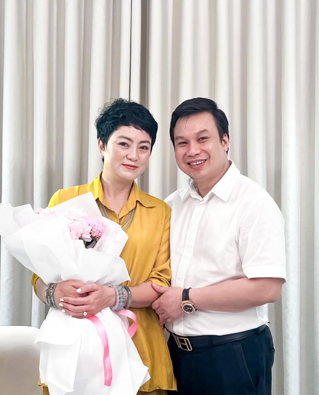 Nhà giáo Văn Thùy Dương và hành trình làm mẹ U50: ‘Trúng số độc đắc còn chưa sướng bằng!’