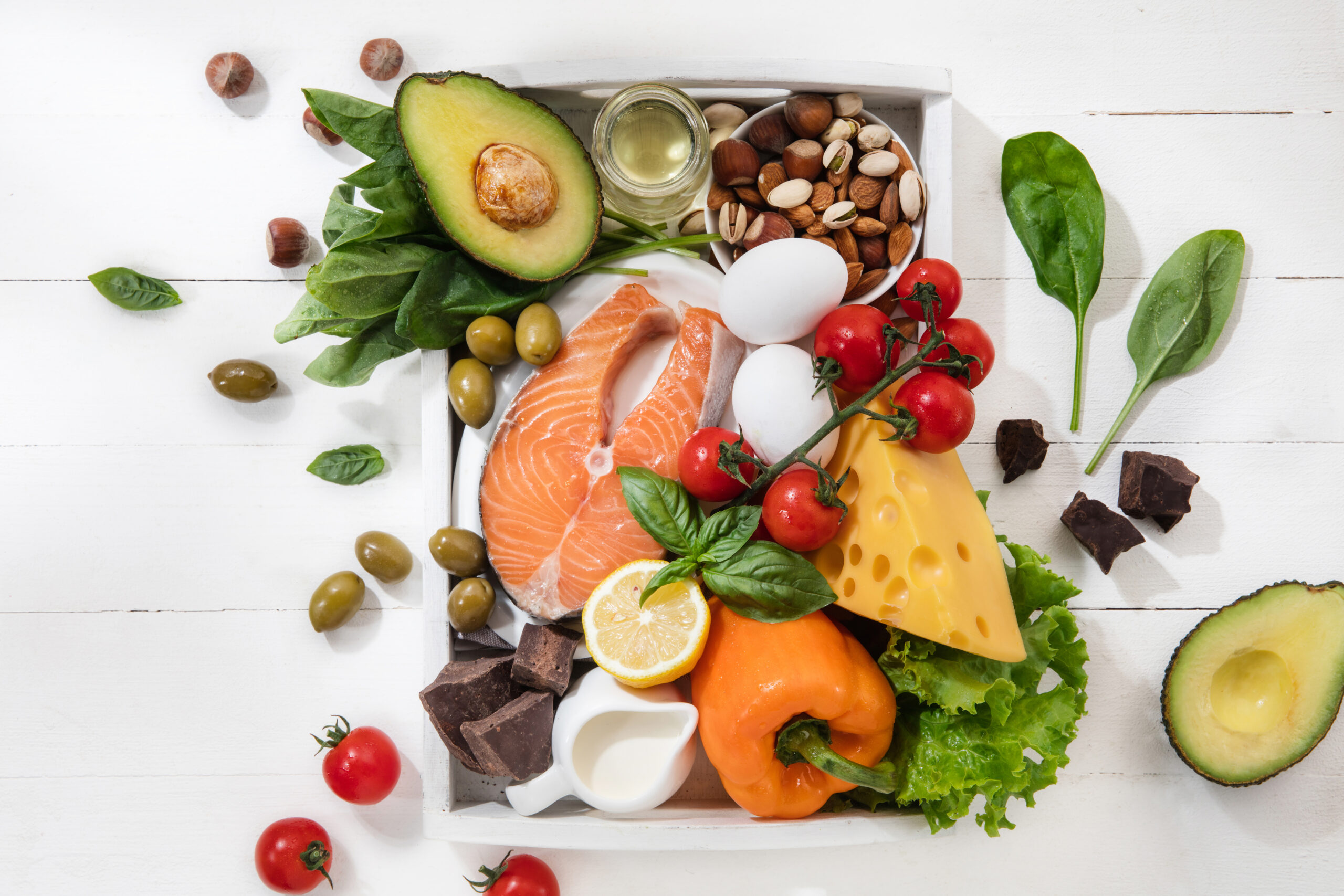Chế độ ăn ít carbohydrate ketogenic - lựa chọn thực phẩm trên nền gỗ trắng. Thành phần hữu cơ lành mạnh cân bằng với hàm lượng chất béo cao. Dinh dưỡng cho tim và mạch máu. Thịt, cá và rau.